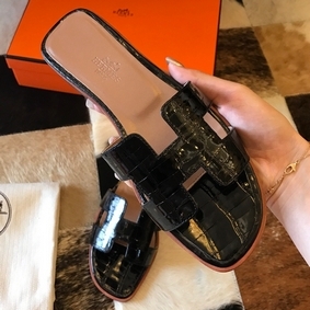 Top Replica Hermes Oran Slide Sandals In Black Shiny Niloticus Crocodile Skin HMSO0V5A92B