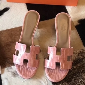 Hermes Oasis Sandals In Pink Shiny Niloticus Crocodile Top Replica HMSN5I5NBV9