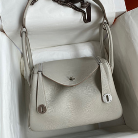 Hermes Lindy 26 Handmade Bag In Pearl Grey Clemence Leather HMSWIFREXQ0