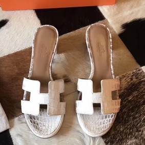 AAA Hermes Oasis Sandals In Himalaya Matte Niloticus Crocodile HMSKDGPK4ZS